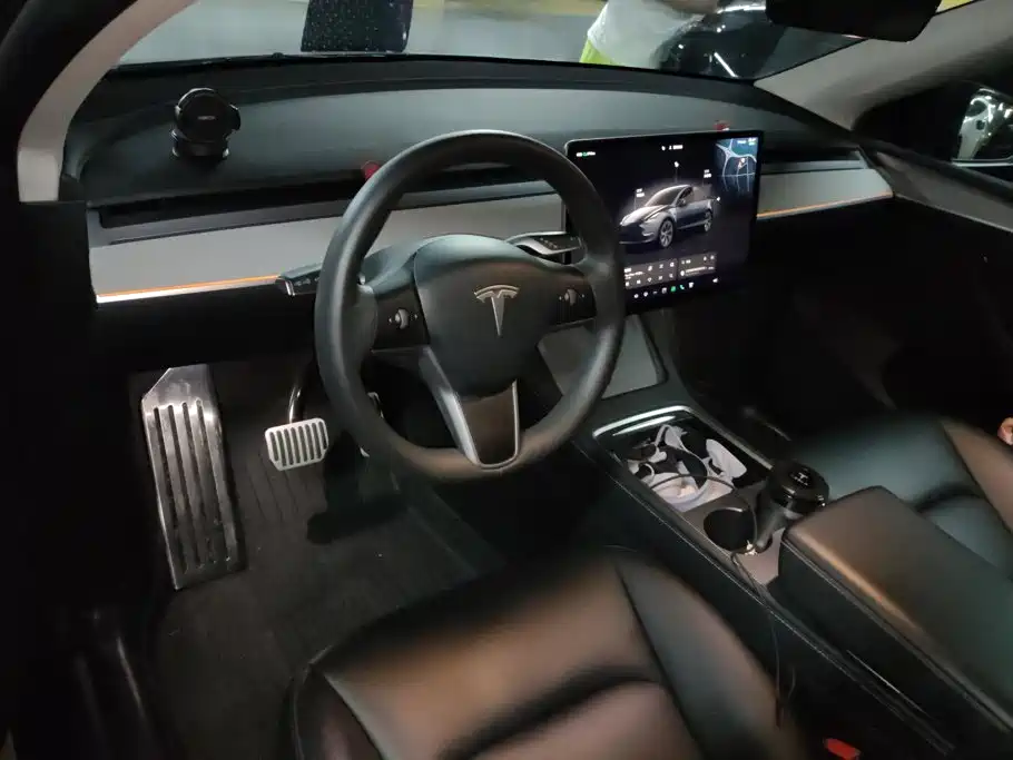 Tesla Model Y — миниатюра 12