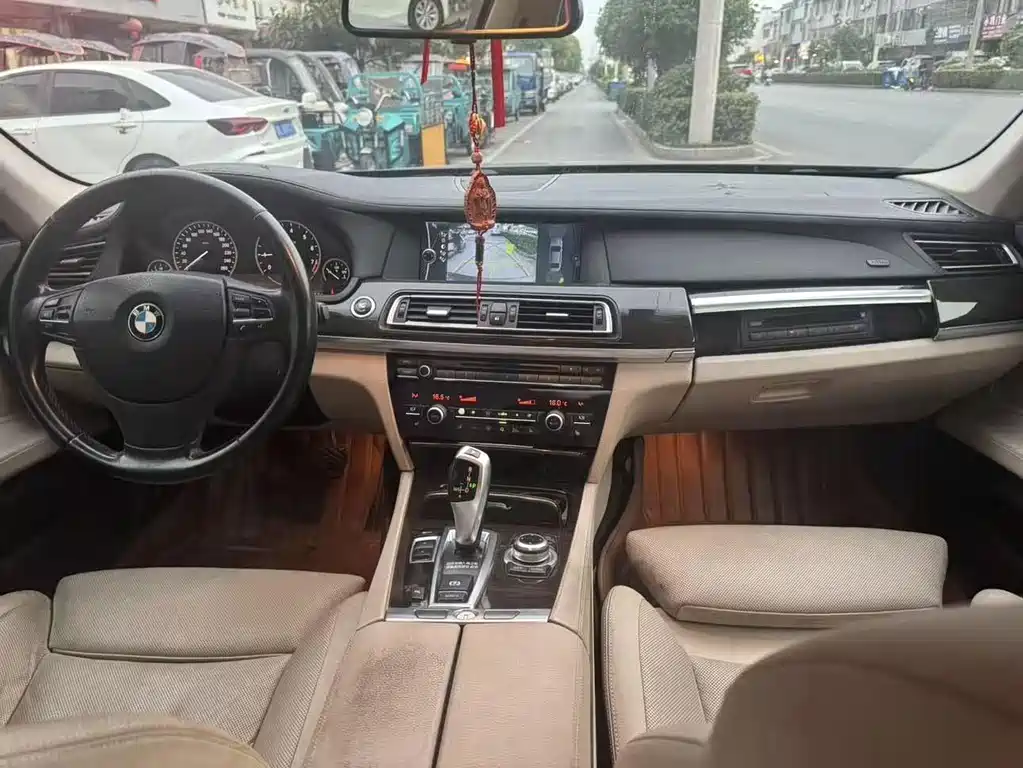 BMW 7 Series — миниатюра 5
