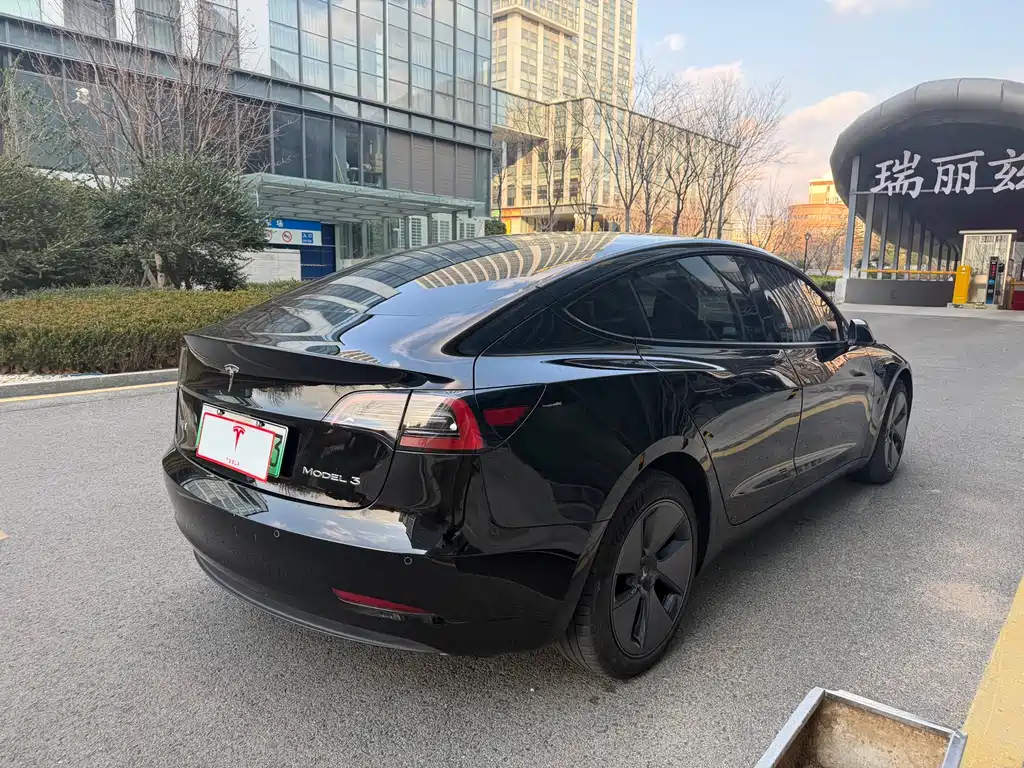 TESLA MODEL 3