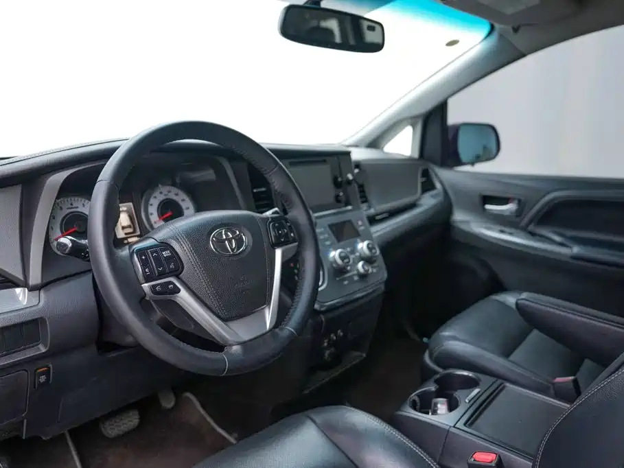 Toyota Sienna — миниатюра 6