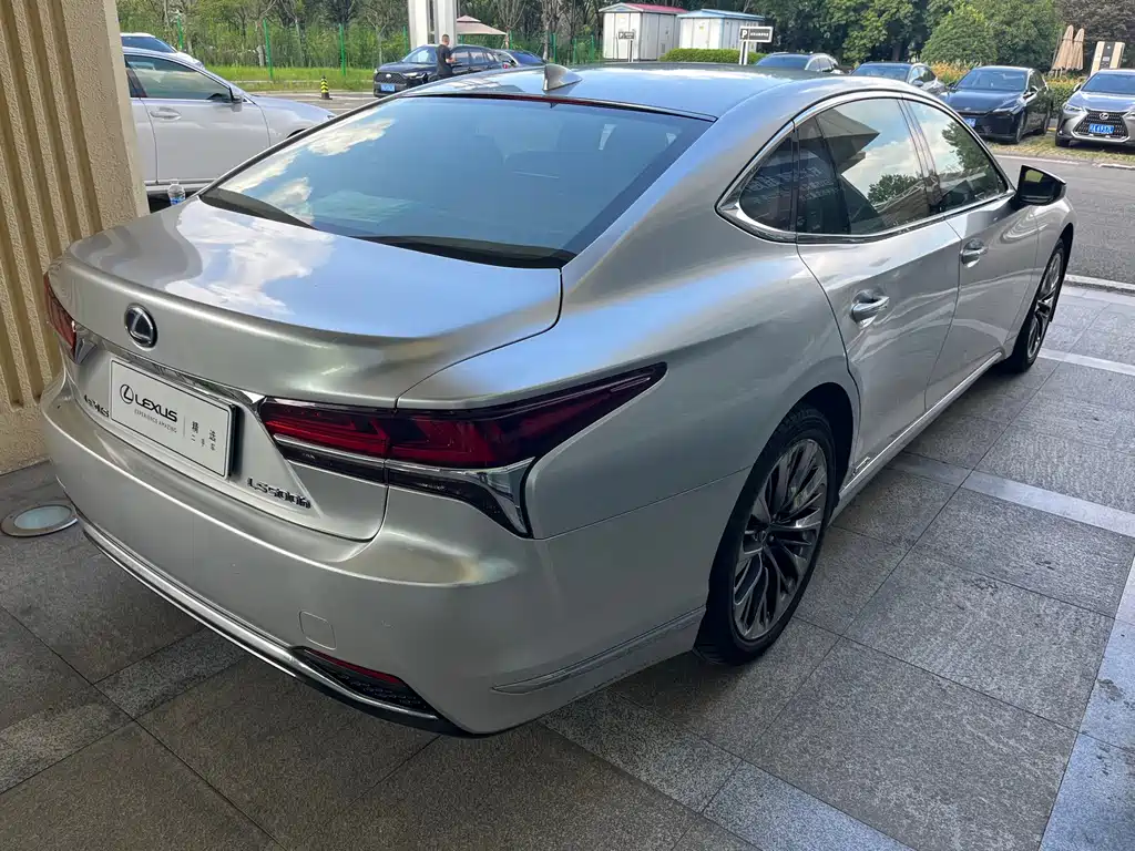 Lexus LS — миниатюра 7