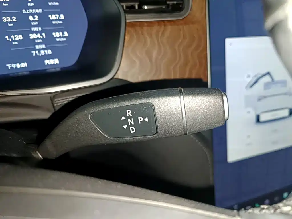Tesla Model X — миниатюра 14