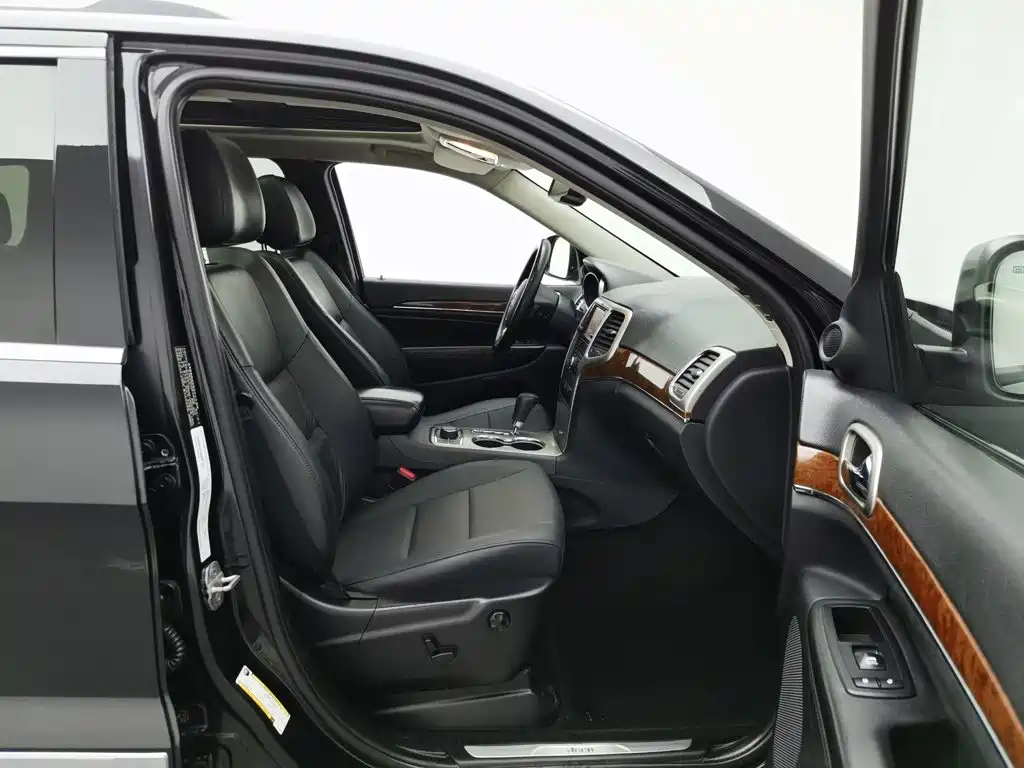 Jeep Grand Cherokee (Import) — миниатюра 23