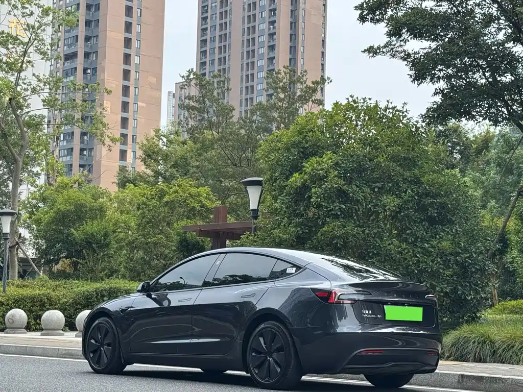 Tesla Model 3 — миниатюра 10