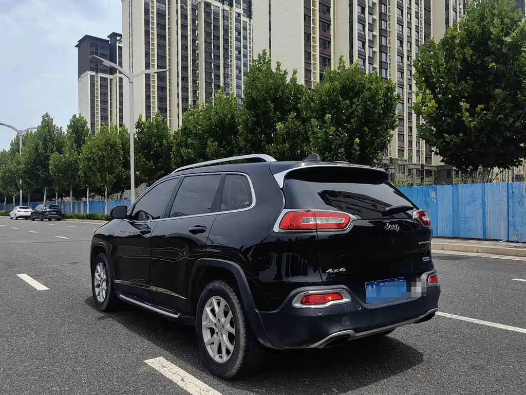 Jeep Cherokee — миниатюра 3