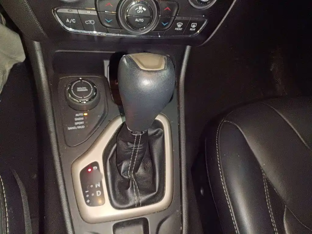 Jeep Cherokee (Import) — миниатюра 7