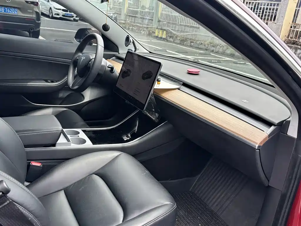 Tesla Model 3 — миниатюра 8