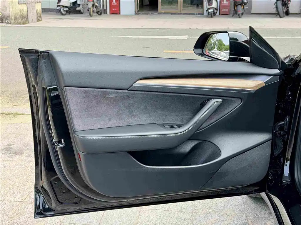 Tesla Model 3 — миниатюра 10