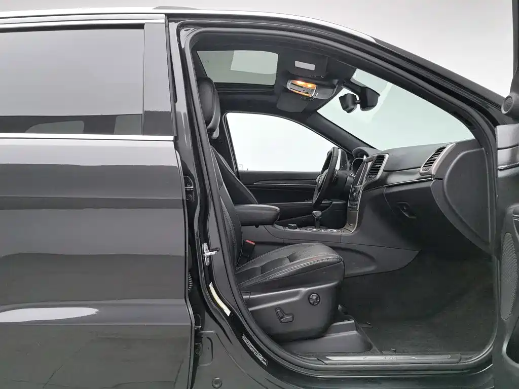 Jeep Grand Cherokee (Import) — миниатюра 23