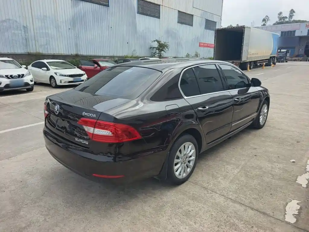 Skoda Superb — миниатюра 7
