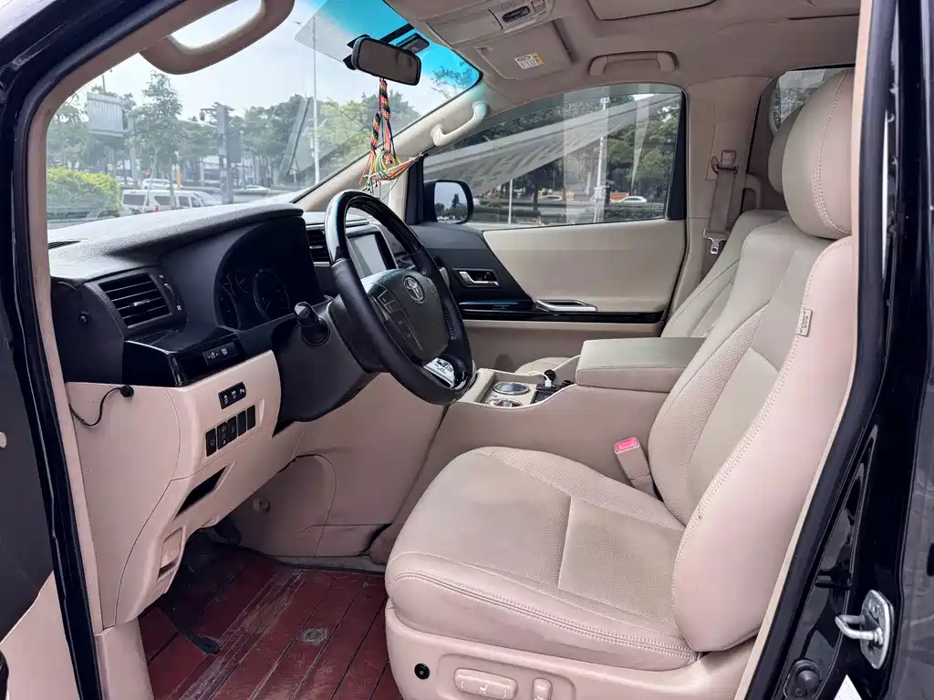 Toyota Alphard — миниатюра 5