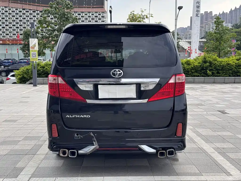 Toyota Alphard — миниатюра 3