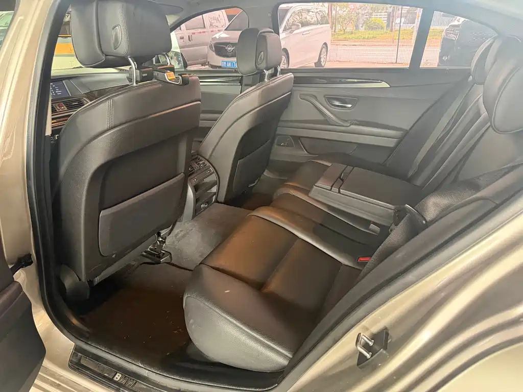 BMW 5 Series — миниатюра 7