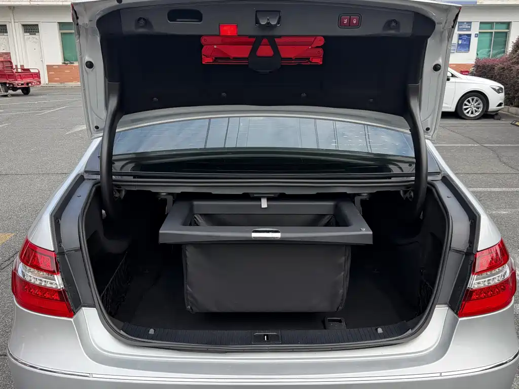 Mercedes-Benz E-Class — миниатюра 23