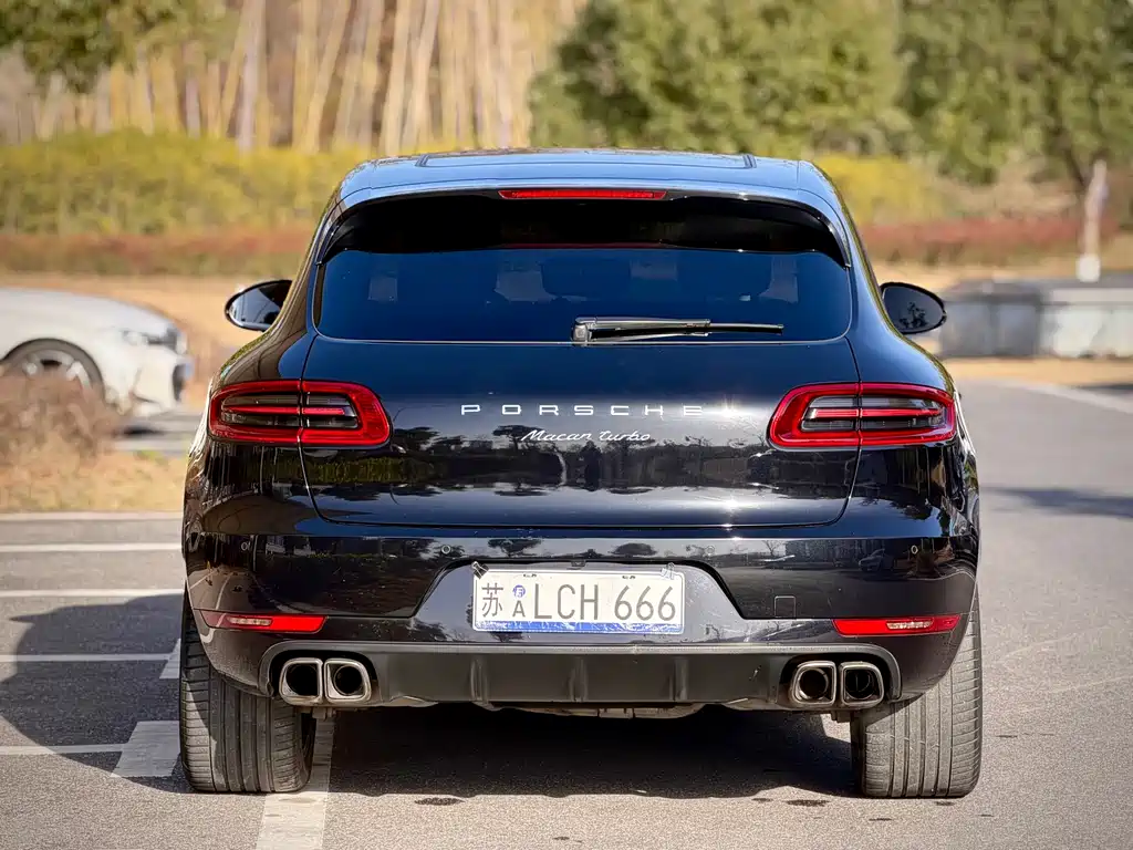 PORSCHE MACAN