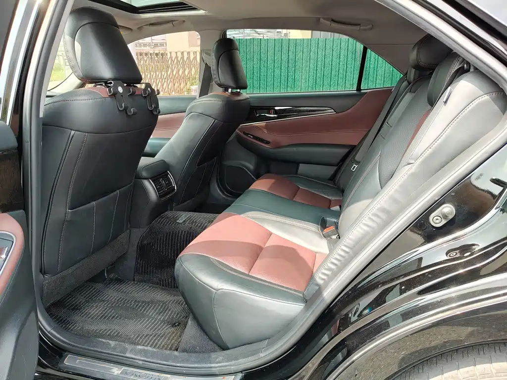 Toyota Crown — миниатюра 8