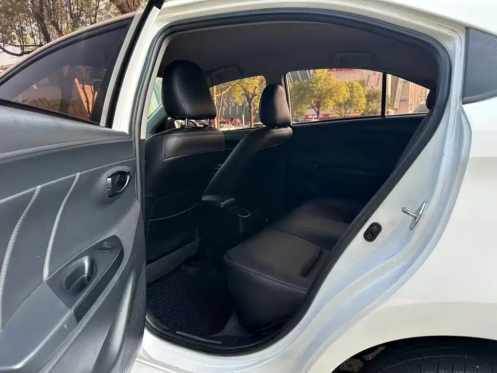 Toyota Yaris L — миниатюра 6