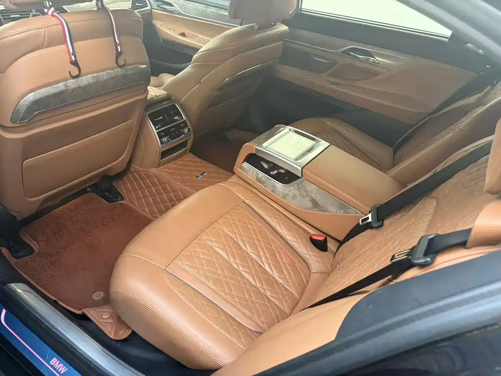 BMW 7 Series — миниатюра 7