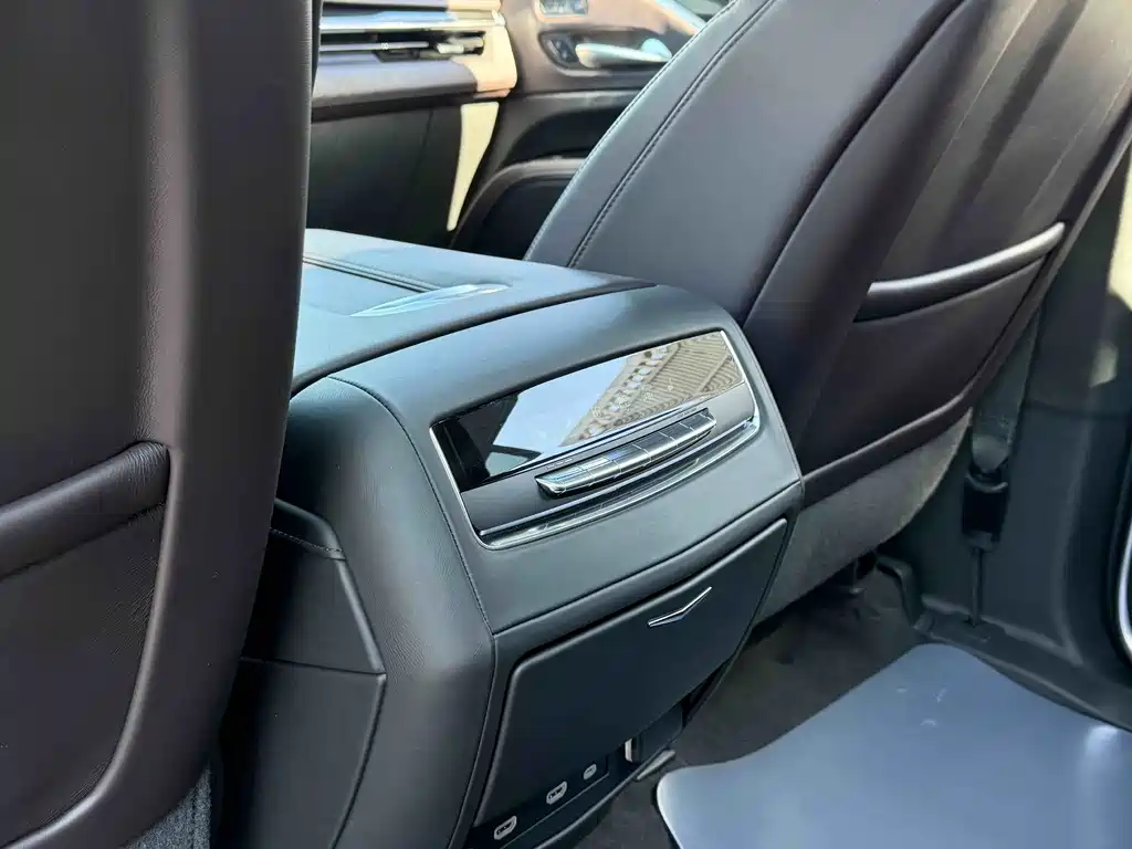 Cadillac Escalade — миниатюра 13