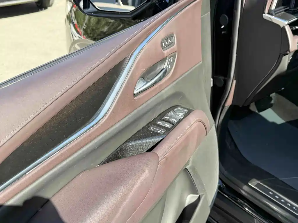 Cadillac Escalade — миниатюра 15