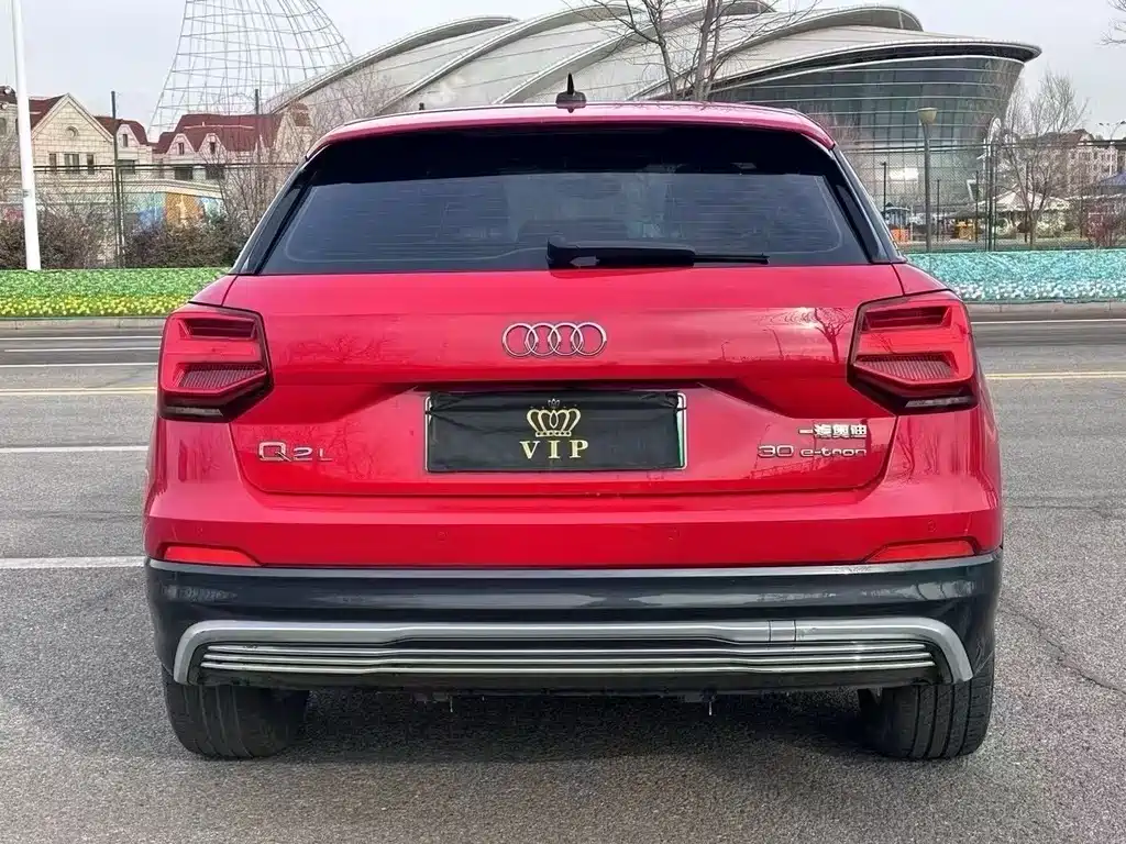 AUDI Q2L E TRON