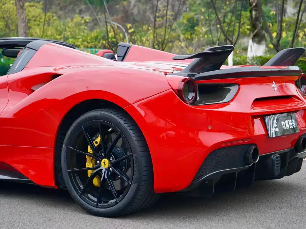 FERRARI 488