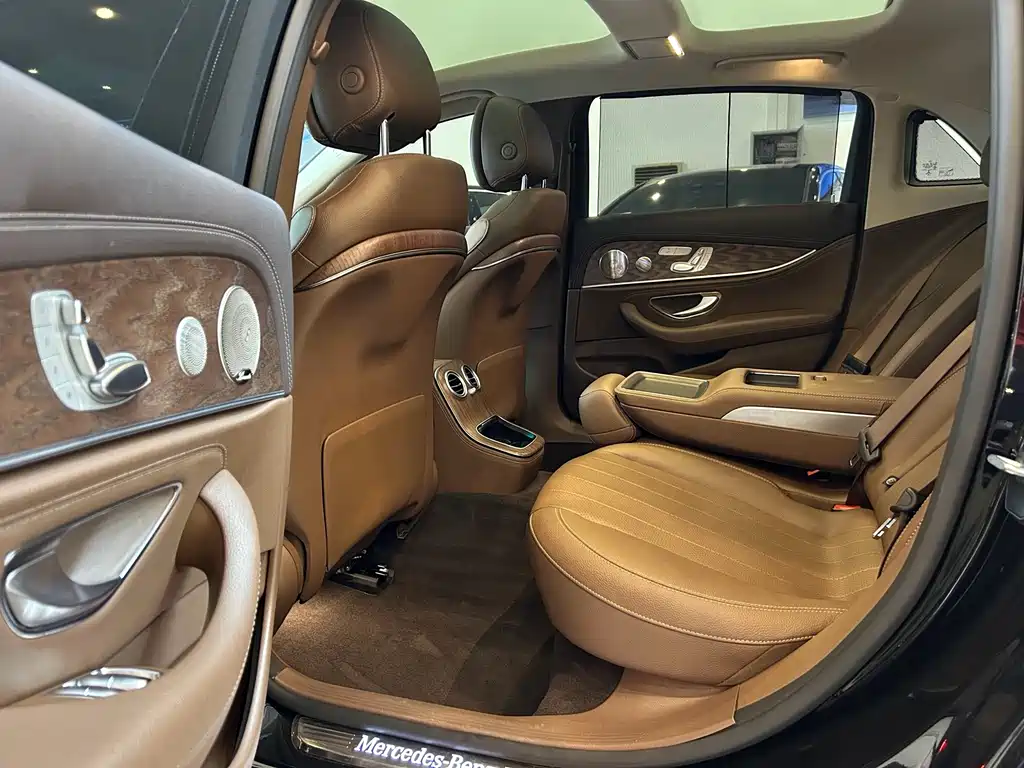 Mercedes-Benz E-Class — миниатюра 7