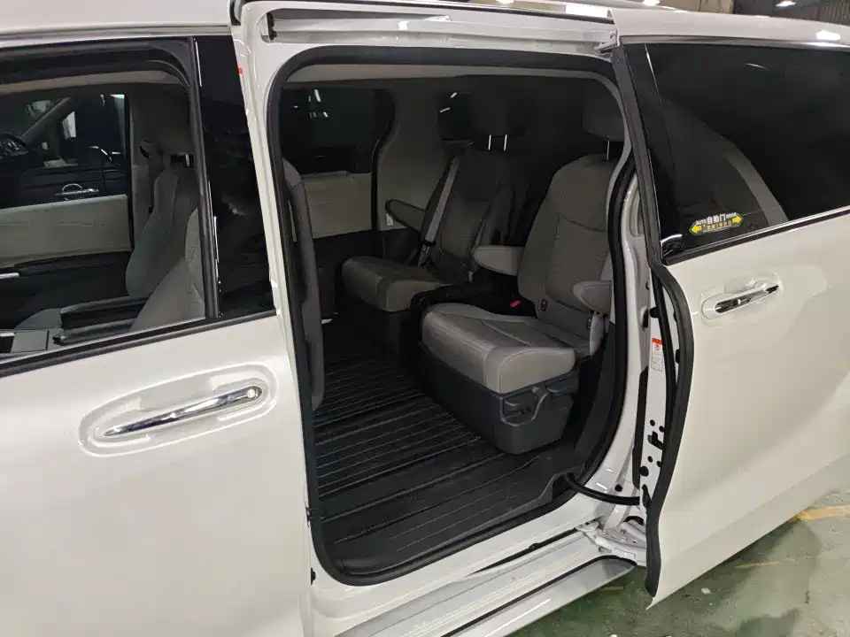 Toyota Granvia — миниатюра 5