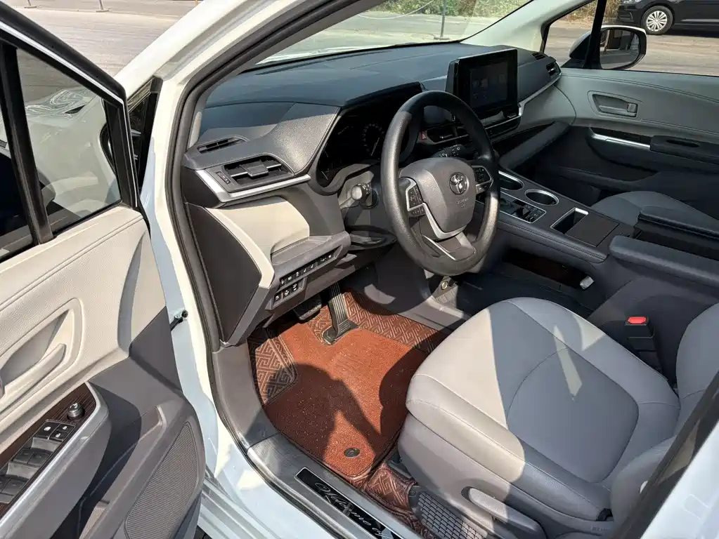 Toyota Granvia — миниатюра 7