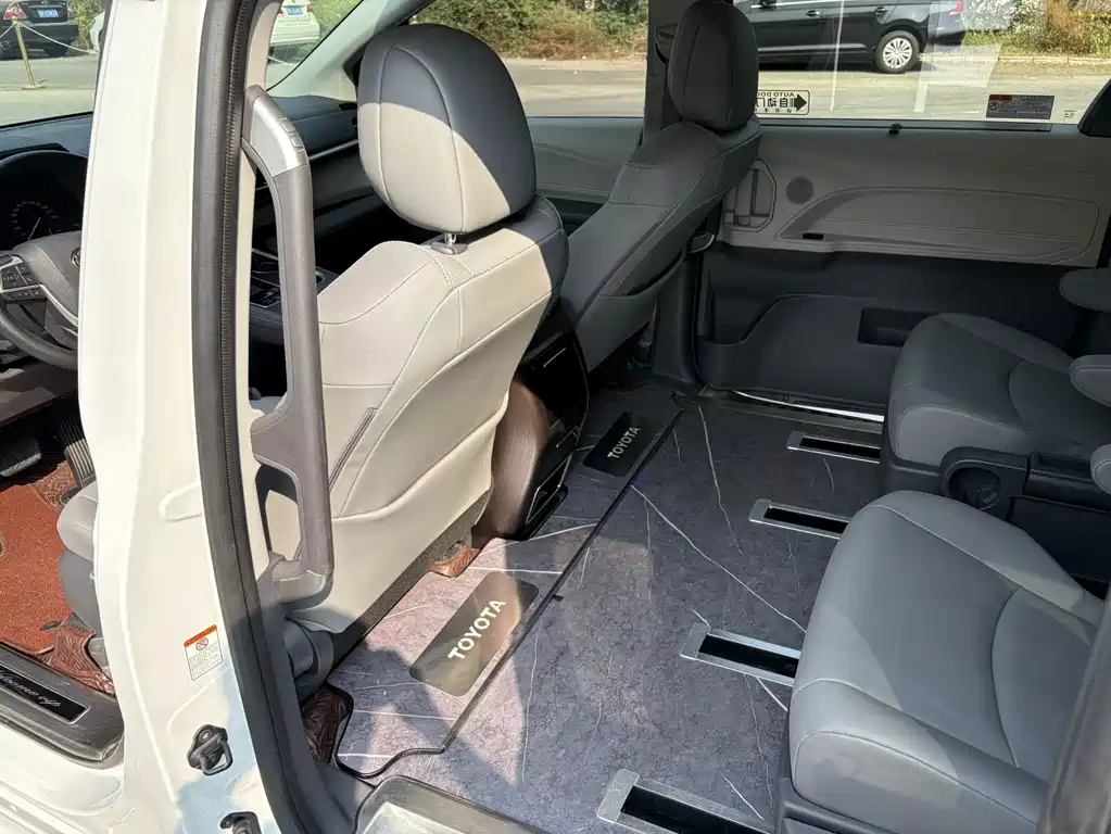 Toyota Granvia — миниатюра 12