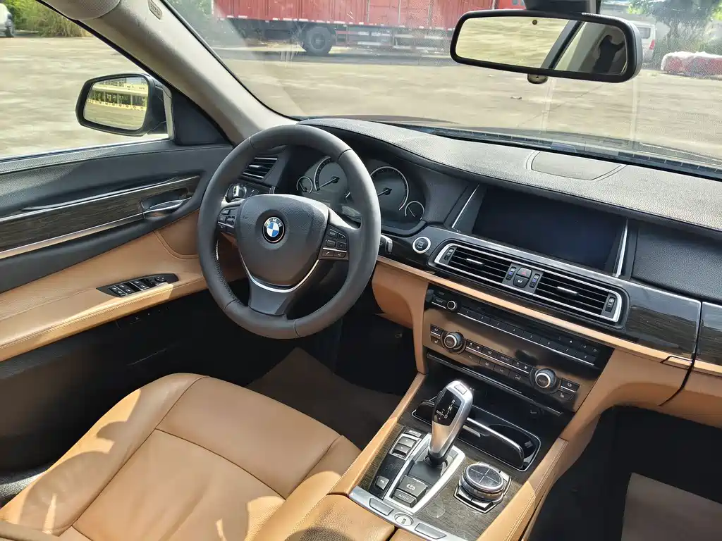 BMW 7 Series — миниатюра 13