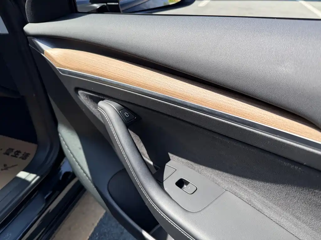 Tesla Model 3 — миниатюра 17