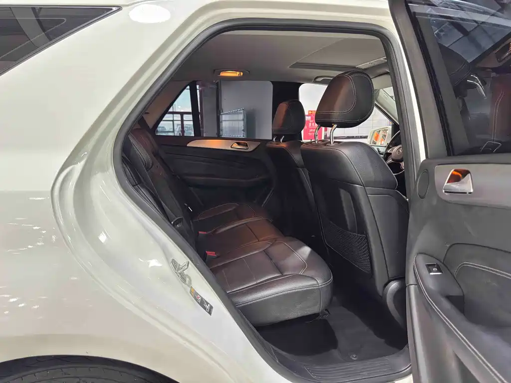 Mercedes-Benz M-Class — миниатюра 10
