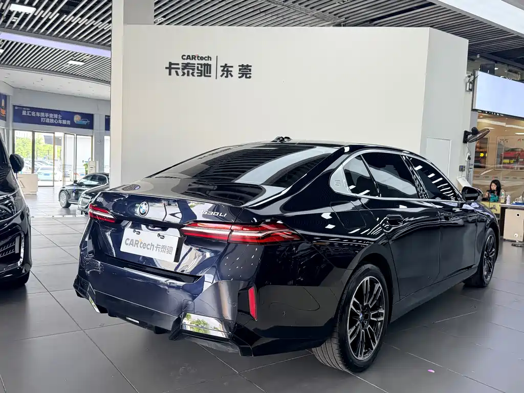 BMW 5 Series — миниатюра 10