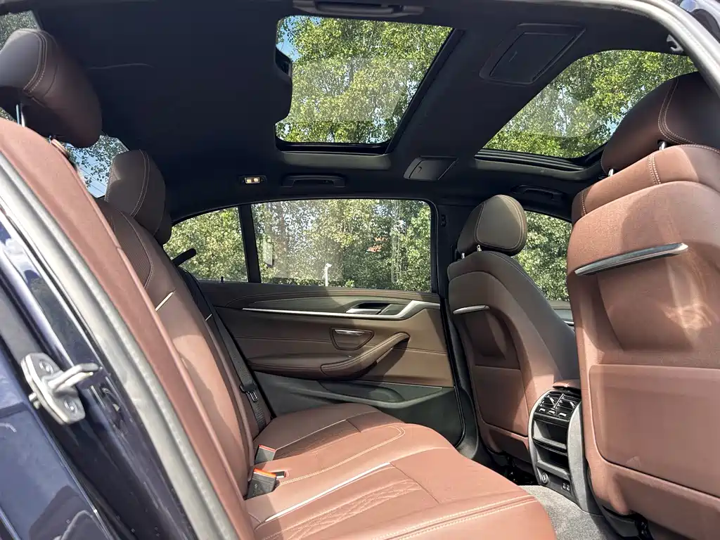 BMW 5 Series New Energy — миниатюра 15