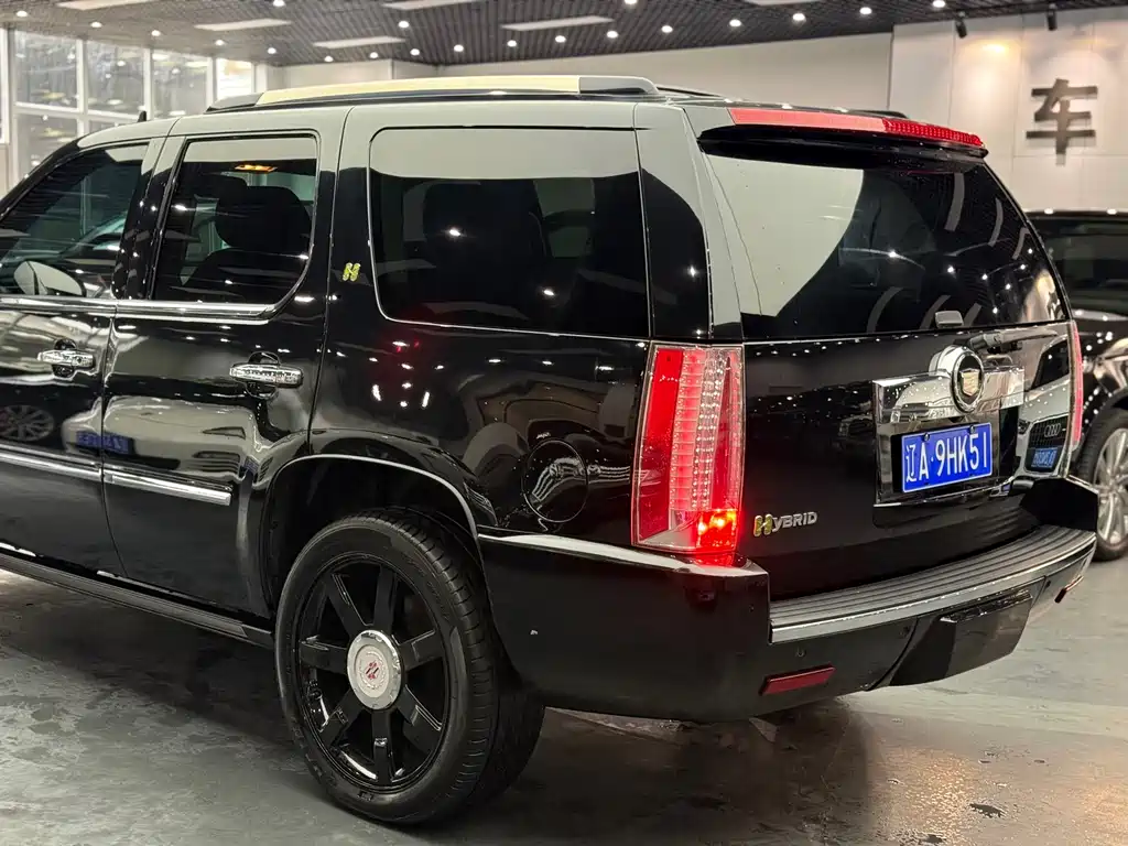Cadillac Escalade — миниатюра 7