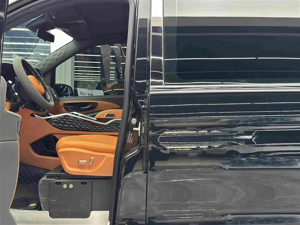 Mercedes-Benz Vito 2023 2.0T Elite 7 мест