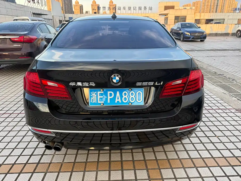 BMW 5 Series — миниатюра 6