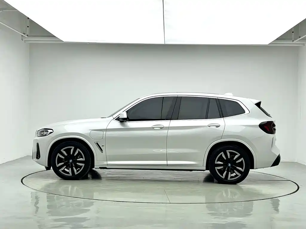 BMW iX3 — миниатюра 2