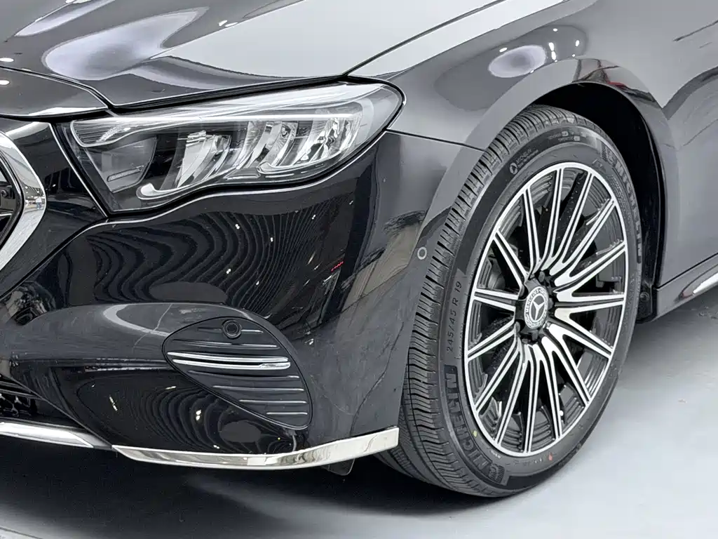 Mercedes-Benz E-Class — миниатюра 11