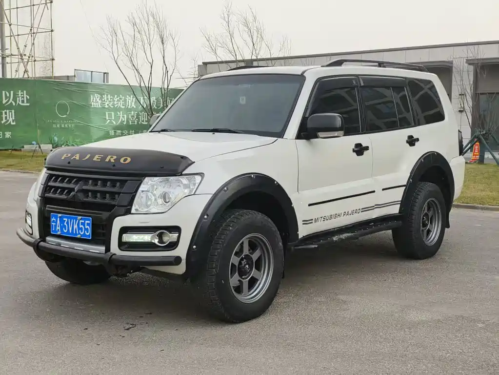 MITSUBISHI PAJERO