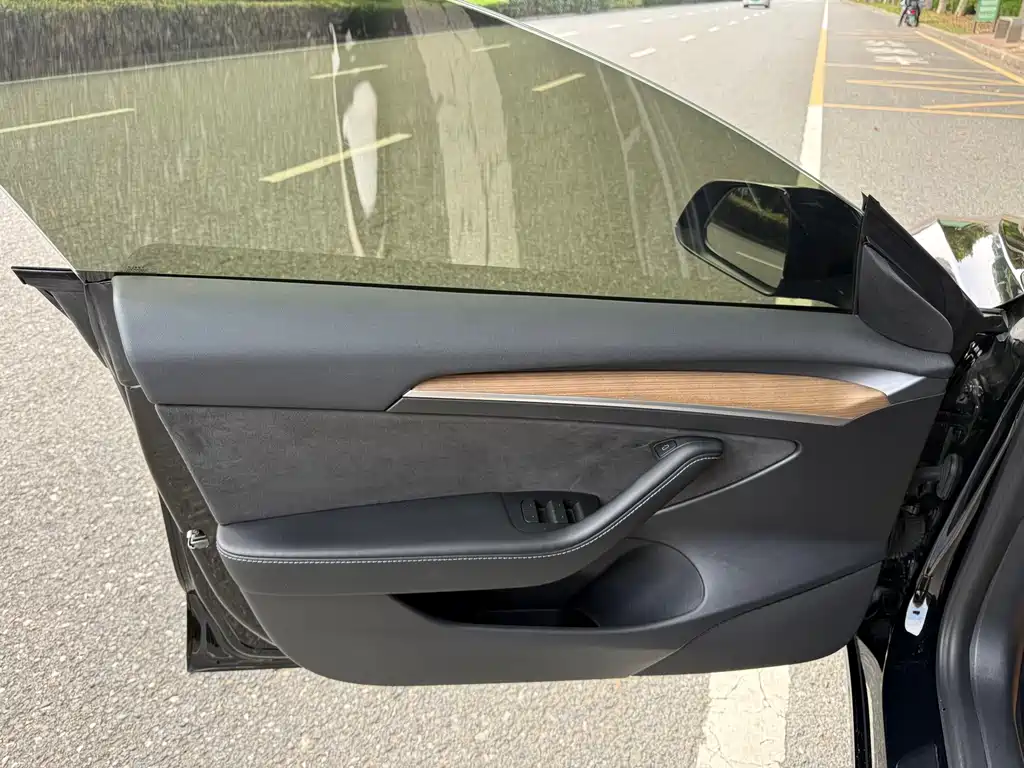 Tesla Model 3 — миниатюра 9