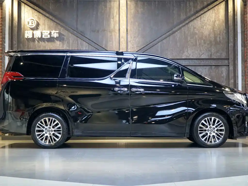 Toyota Alphard — миниатюра 25