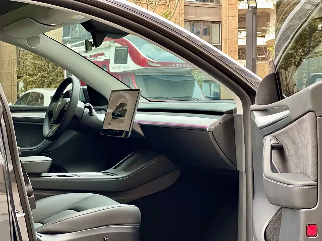 Tesla Model Y — миниатюра 12