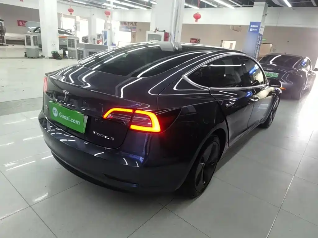Tesla Model 3 — миниатюра 7
