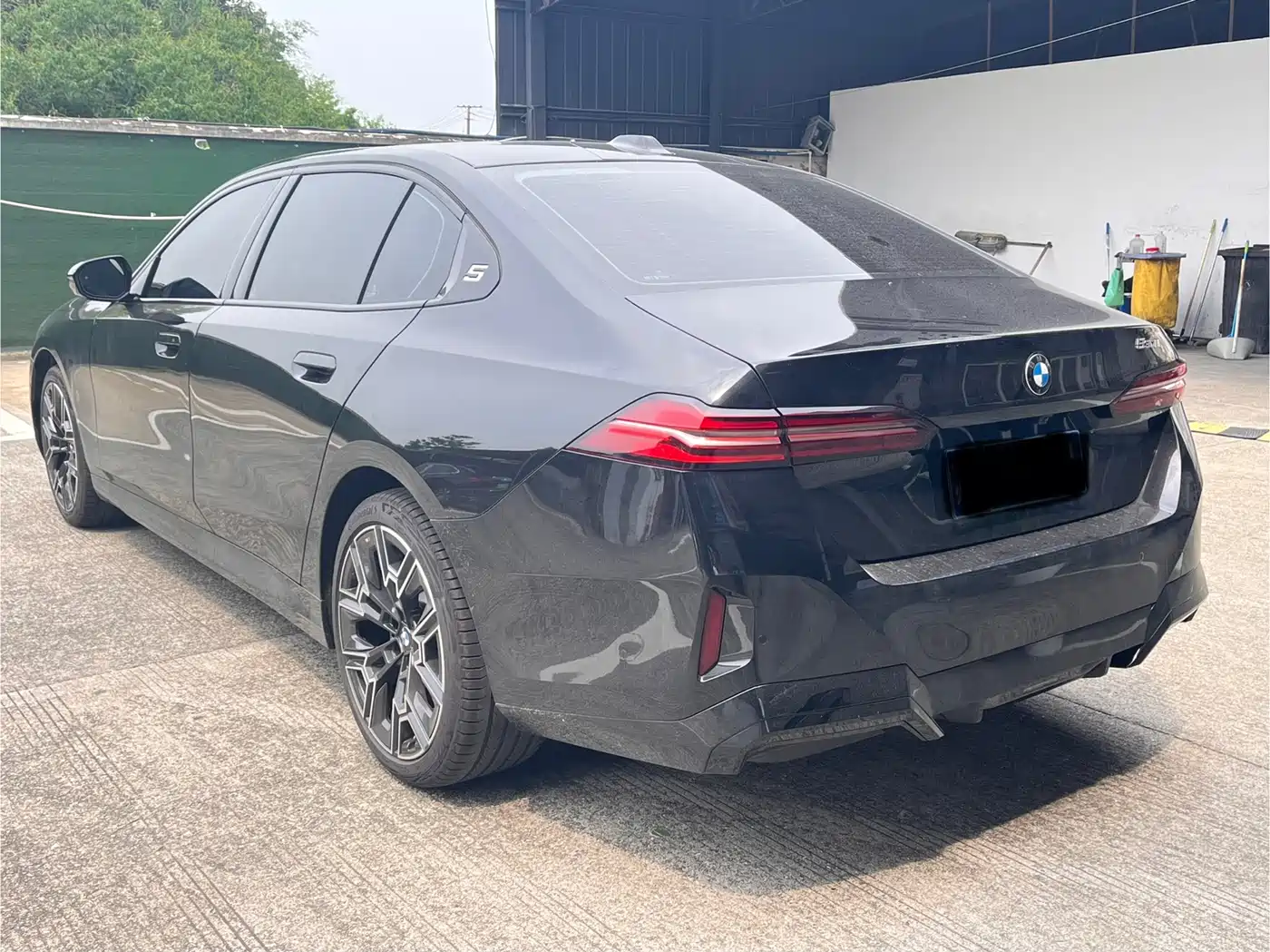 BMW 5 series 2025 Черный из Китая, фото 2