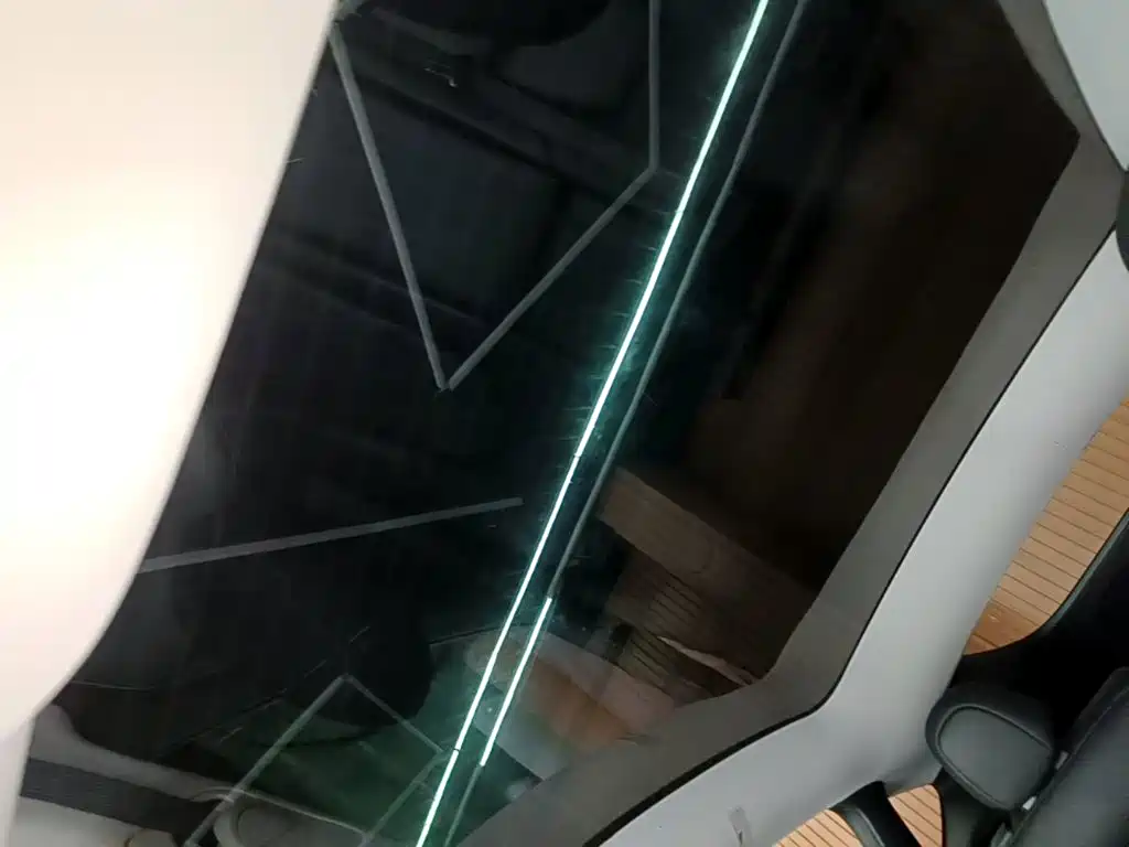 Tesla Model Y — миниатюра 18