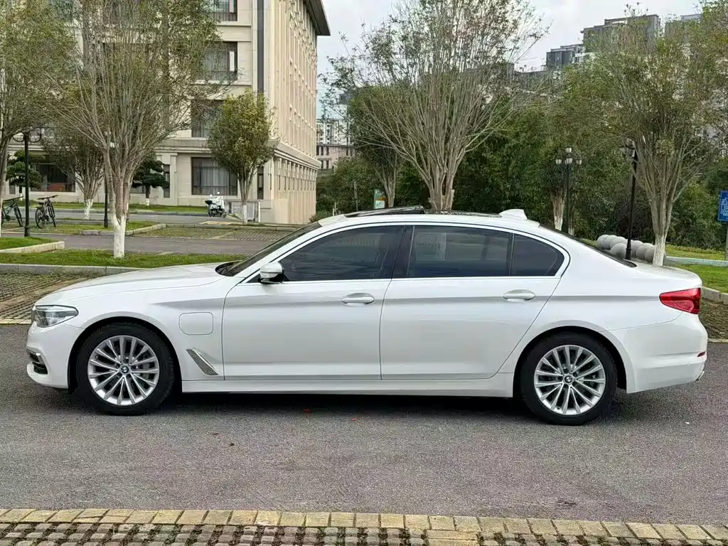 BMW 5 Series New Energy — миниатюра 5