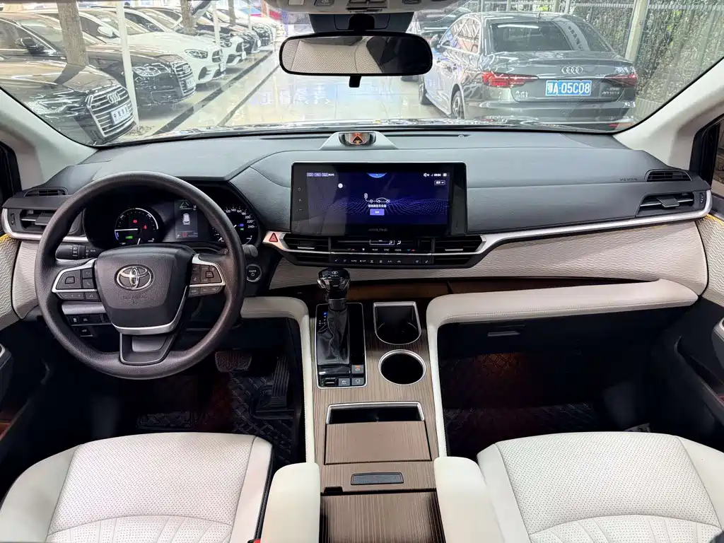 Toyota Sienna — миниатюра 5