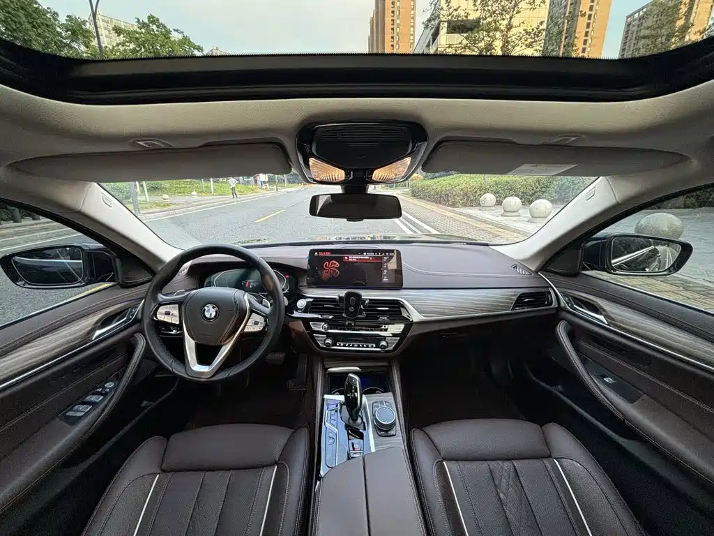 BMW 5 Series — миниатюра 13